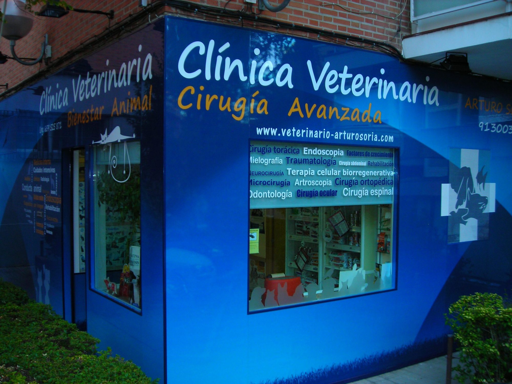 Fachada de la Clínica Veterinaria Arturo Soria